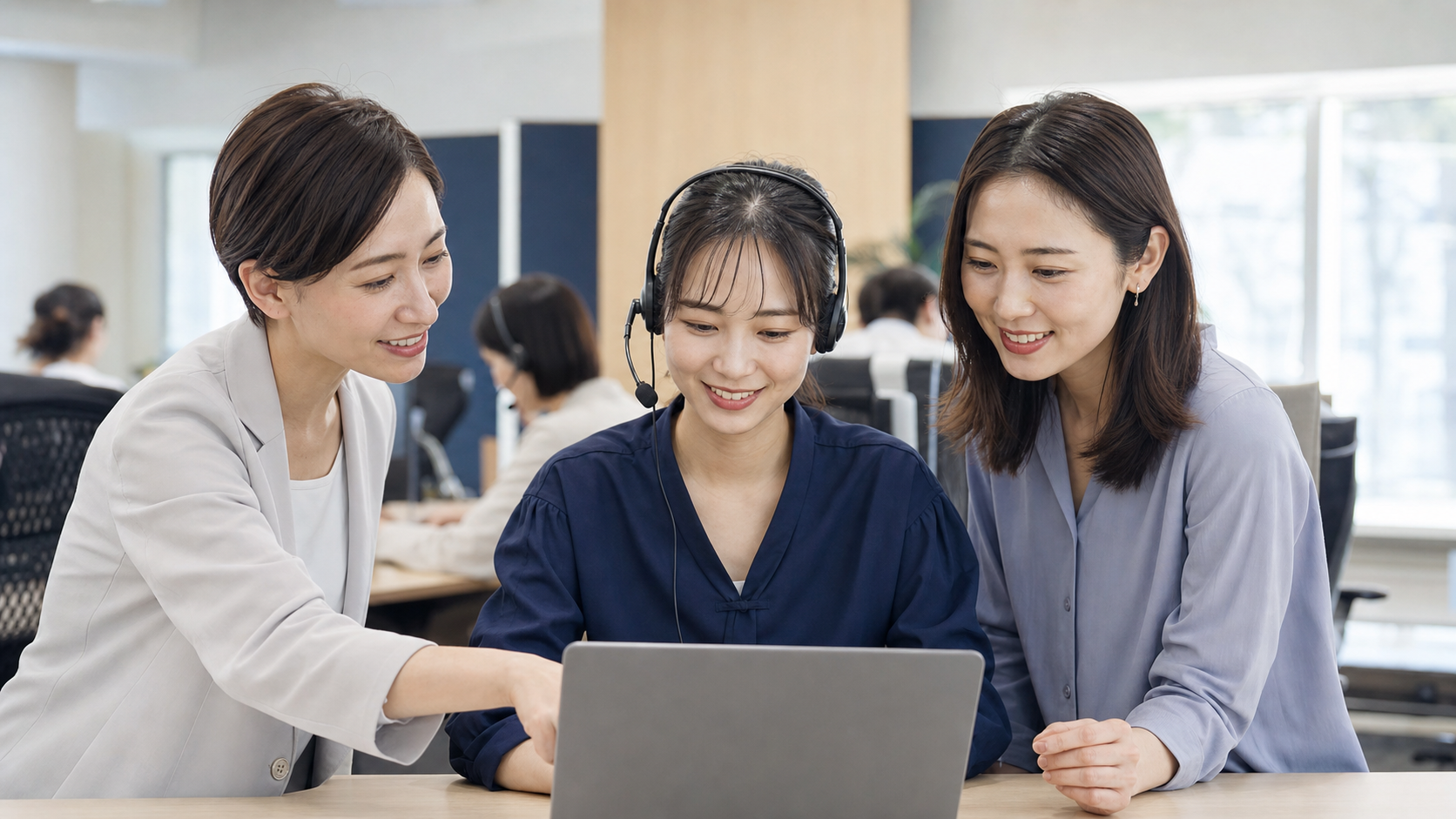 ロールプレイ結果を見ながら育成方針を話し合うチーム