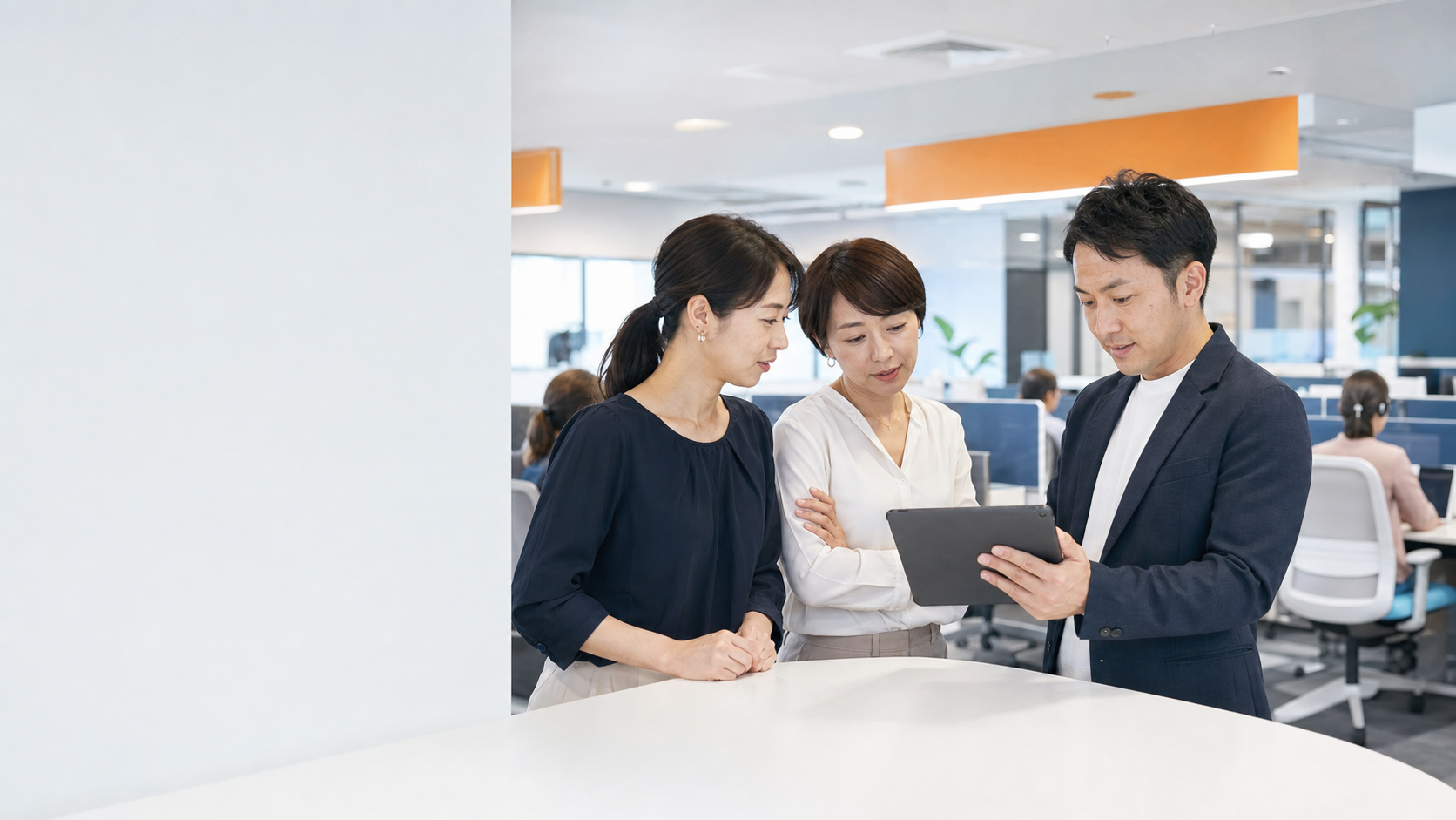 タブレットを見ながら情報を共有するコンタクトセンターのチーム